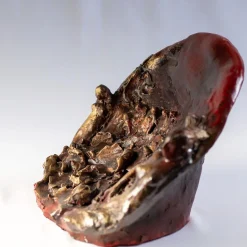 Scultura rossa e oro Nel Campo Dei Fiori