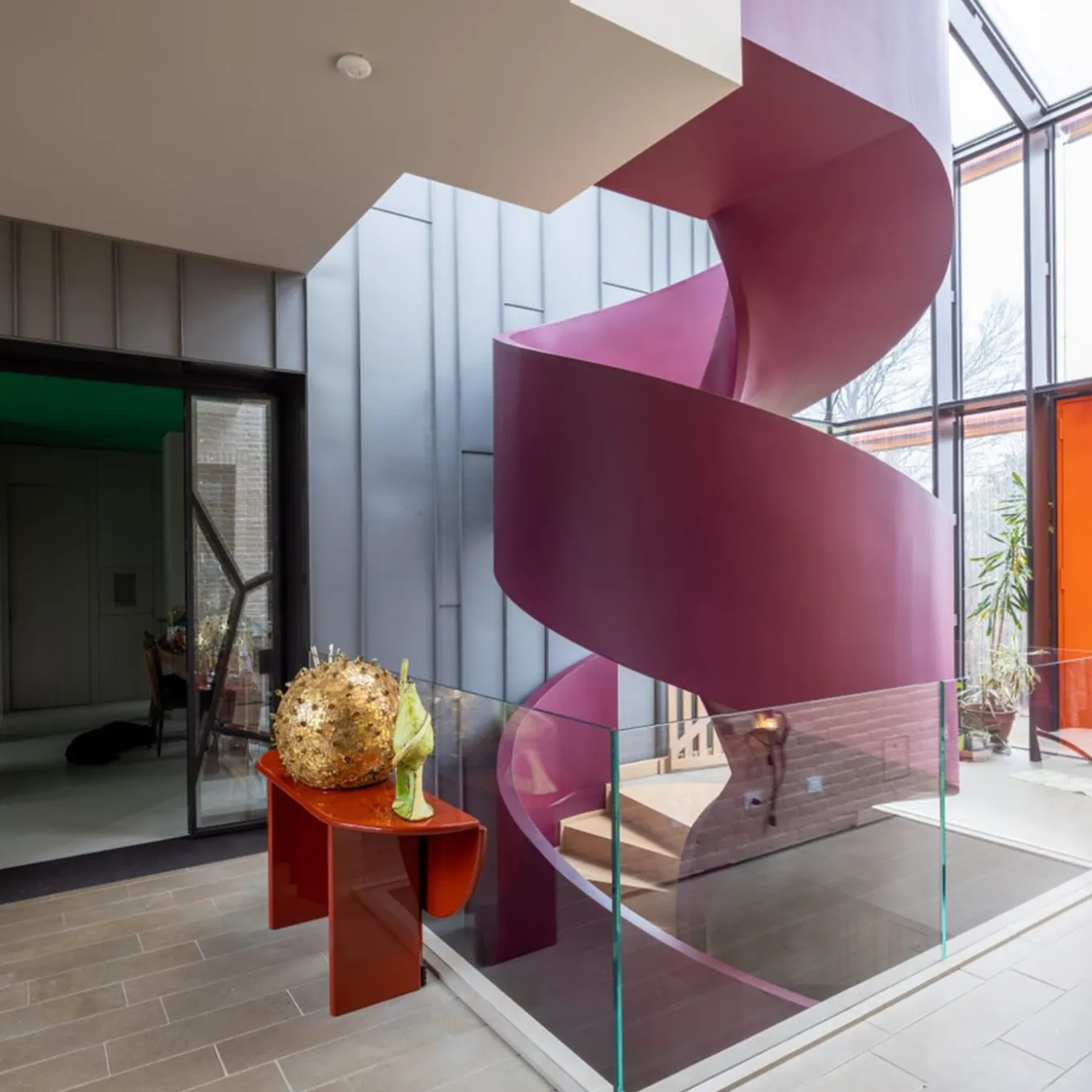 Scultura sferica in mosaico dorato Transizione