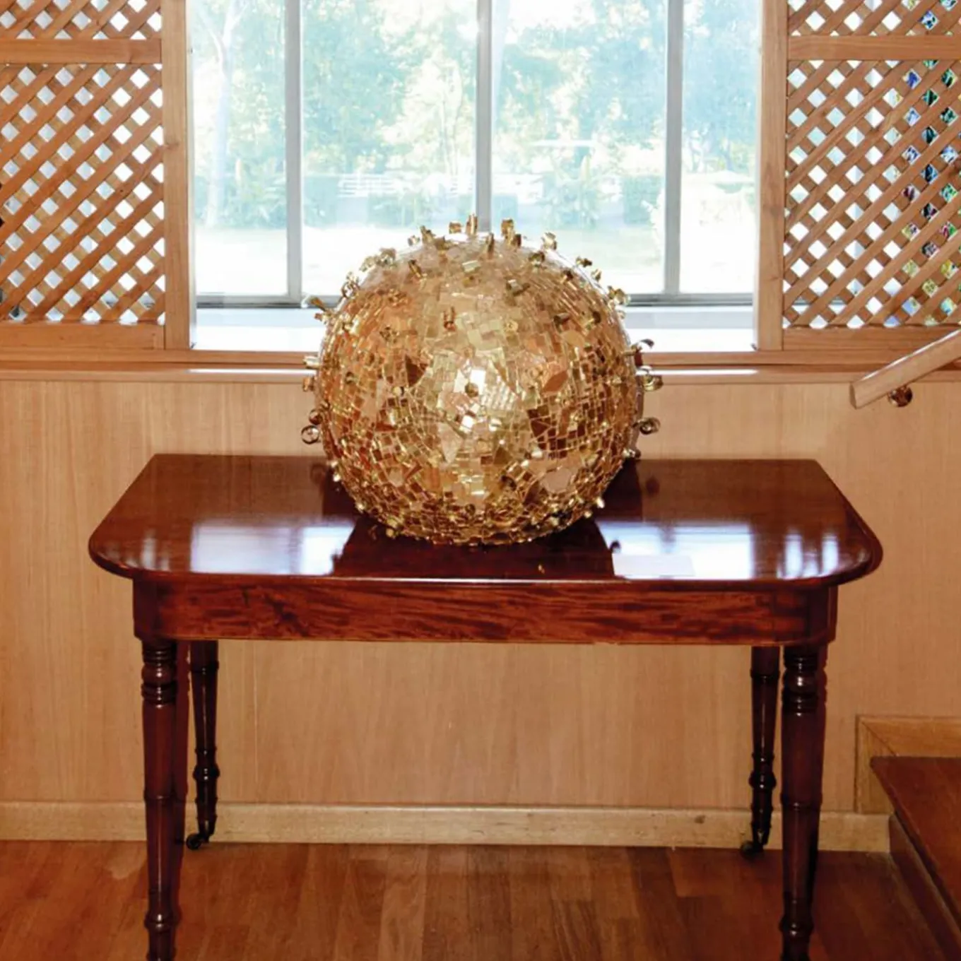 Scultura sferica in mosaico dorato Transizione