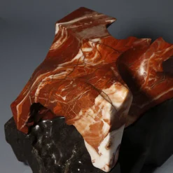 Scultura The Kiss in marmo rosso e nero