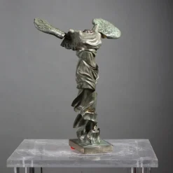 SculturaNike di Samotracia sfaccettata in bronzo