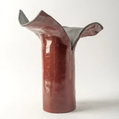 Scultura/vaso in ceramica amaranto Petali D'Oriente di Nino Basso