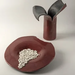 Scultura/vaso in ceramica amaranto Petali D'Oriente di Nino Basso