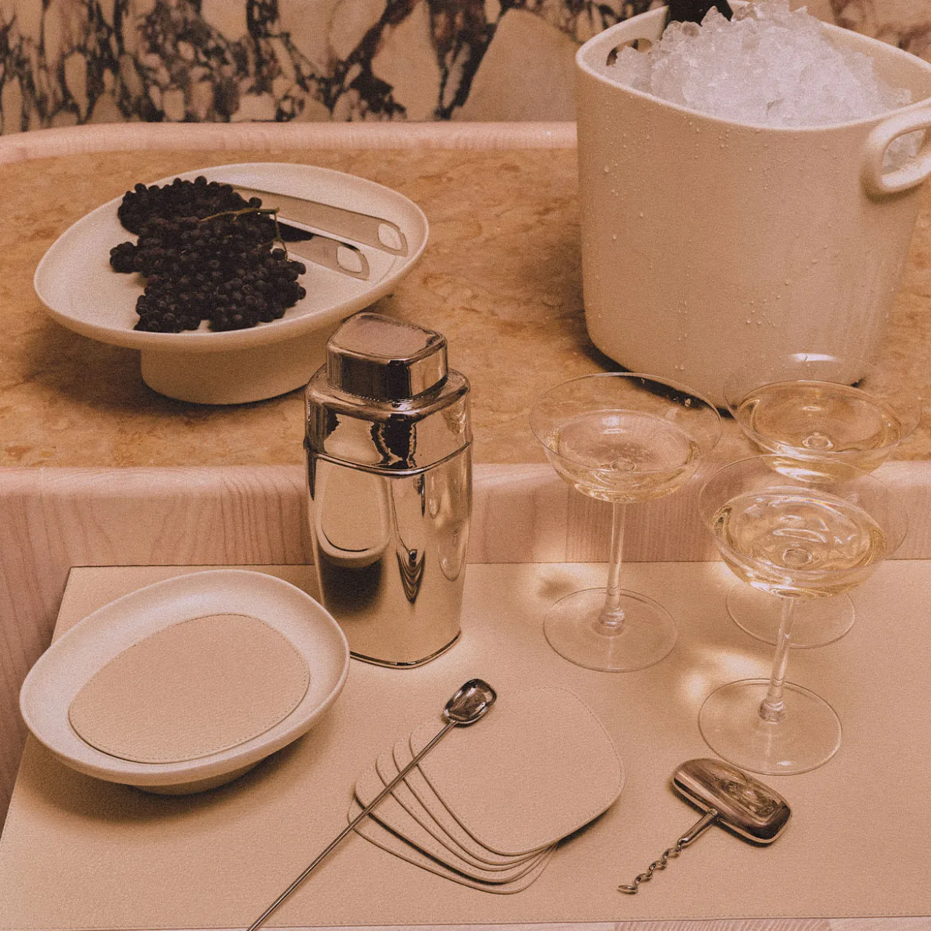 Secchiello da champagne in alluminio fuso Maris White per una bottiglia di Kelly Wearstler