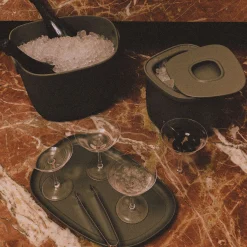 Secchiello per ghiaccio con coperchio in alluminio fuso verde Maris di Kelly Wearstler