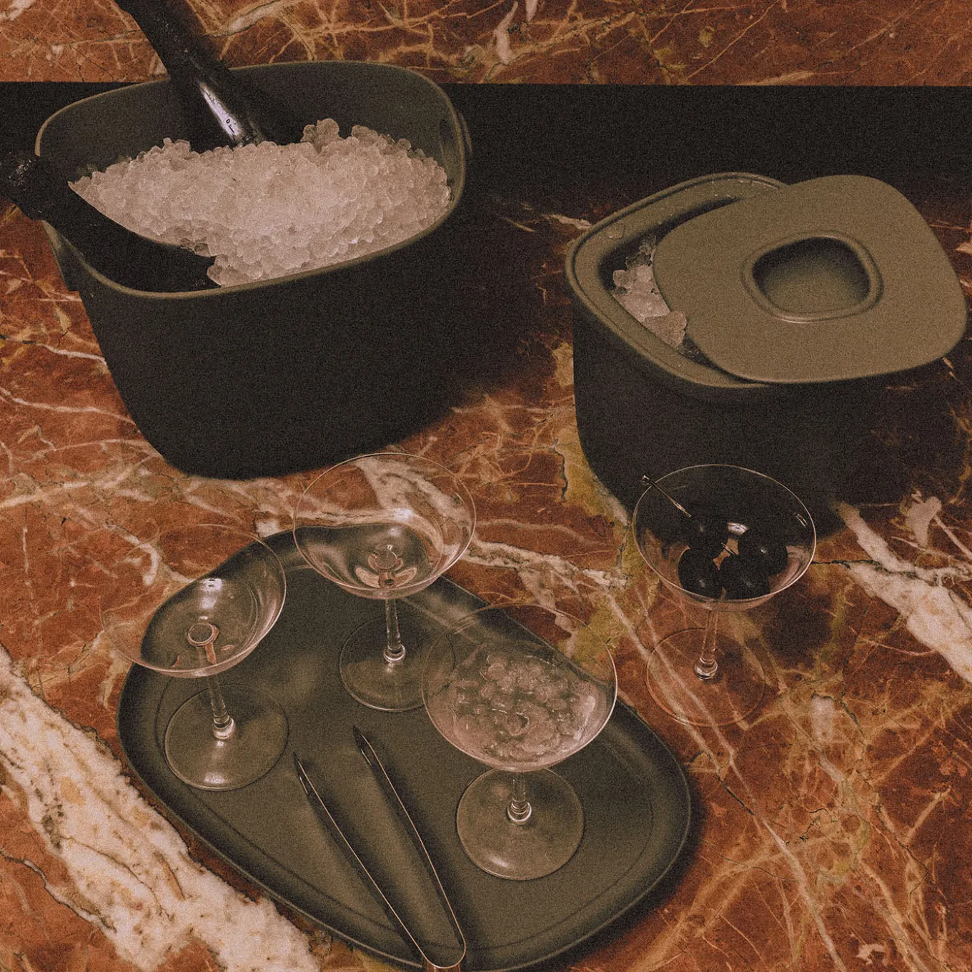 Secchiello per ghiaccio con coperchio in alluminio fuso verde Maris di Kelly Wearstler