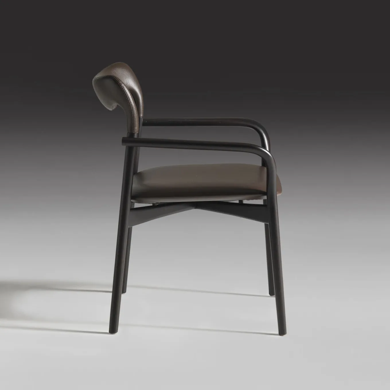 Sedia Achille in pelle scura