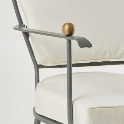 Sedia con schienale curvo e cuscino