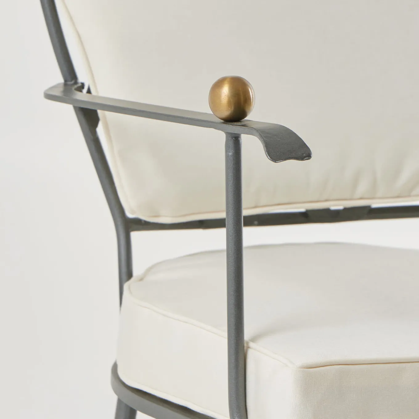 Sedia con schienale curvo e cuscino