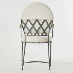 Sedia con schienale curvo e cuscino