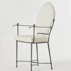 Sedia con schienale curvo e cuscino