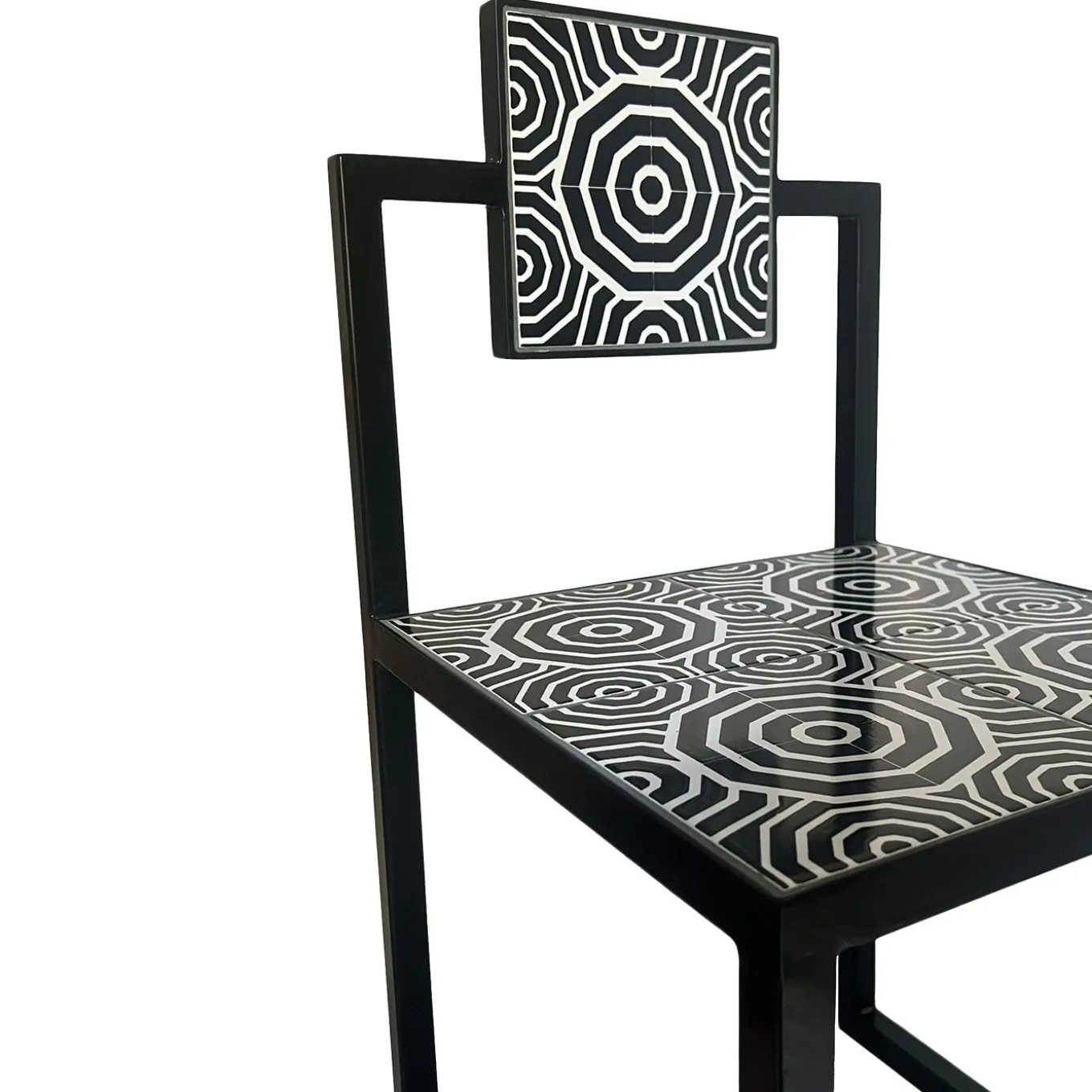 Sedia da esterno Fontelina con piastrelle bianche e nere