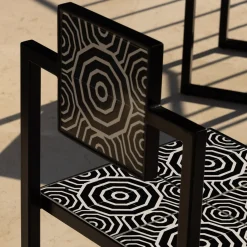 Sedia da esterno Fontelina con piastrelle bianche e nere