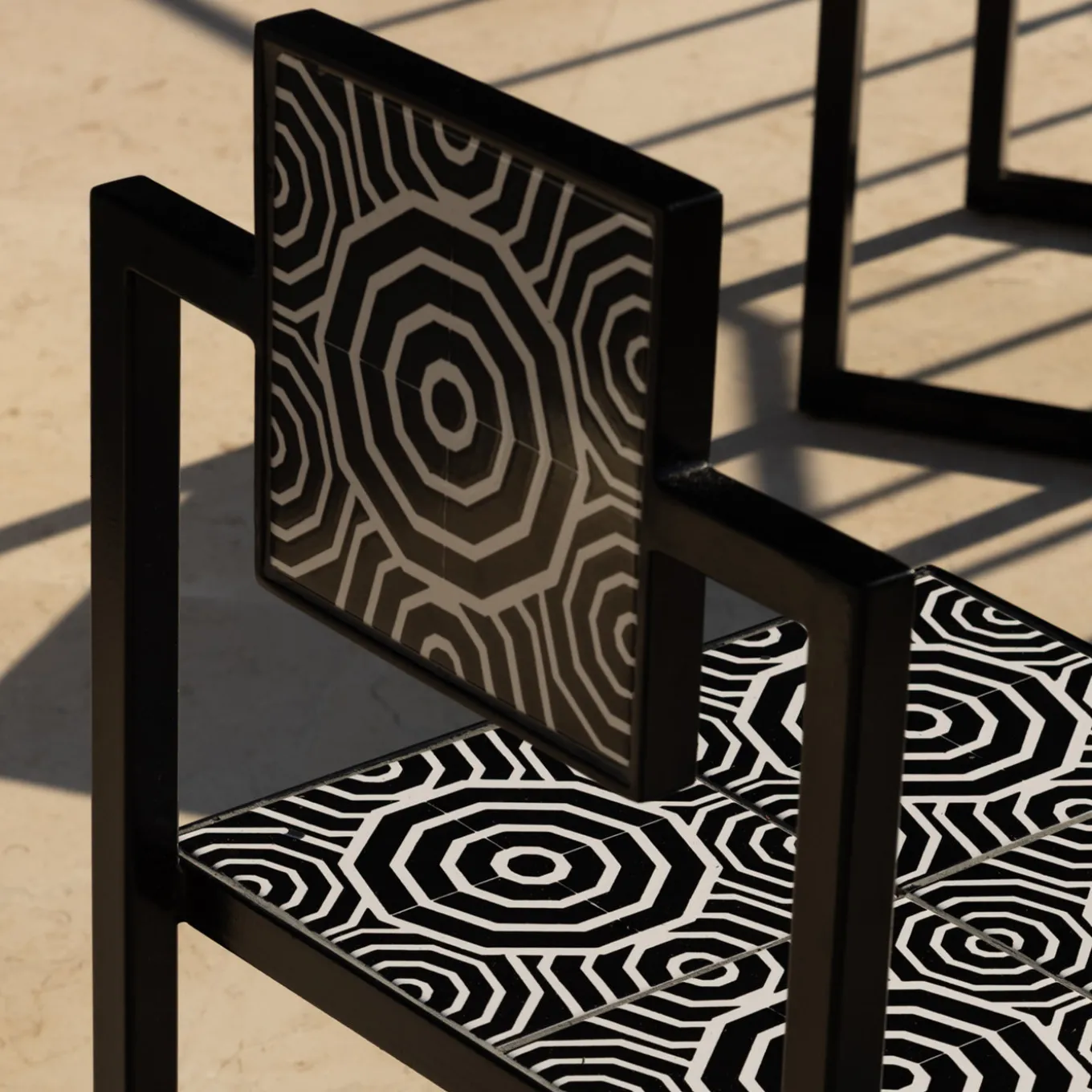 Sedia da esterno Fontelina con piastrelle bianche e nere