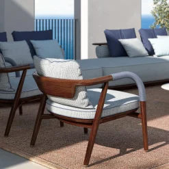 Sedia da salotto in legno con dettagli in metallo