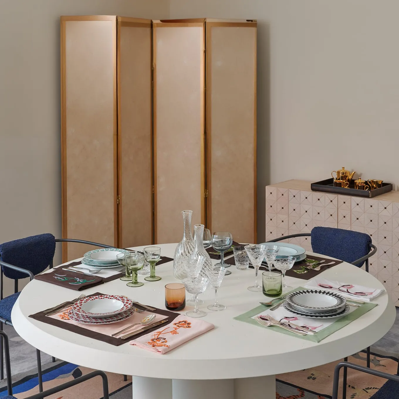 Sedia Dolmen in grafite di Margherita Rui