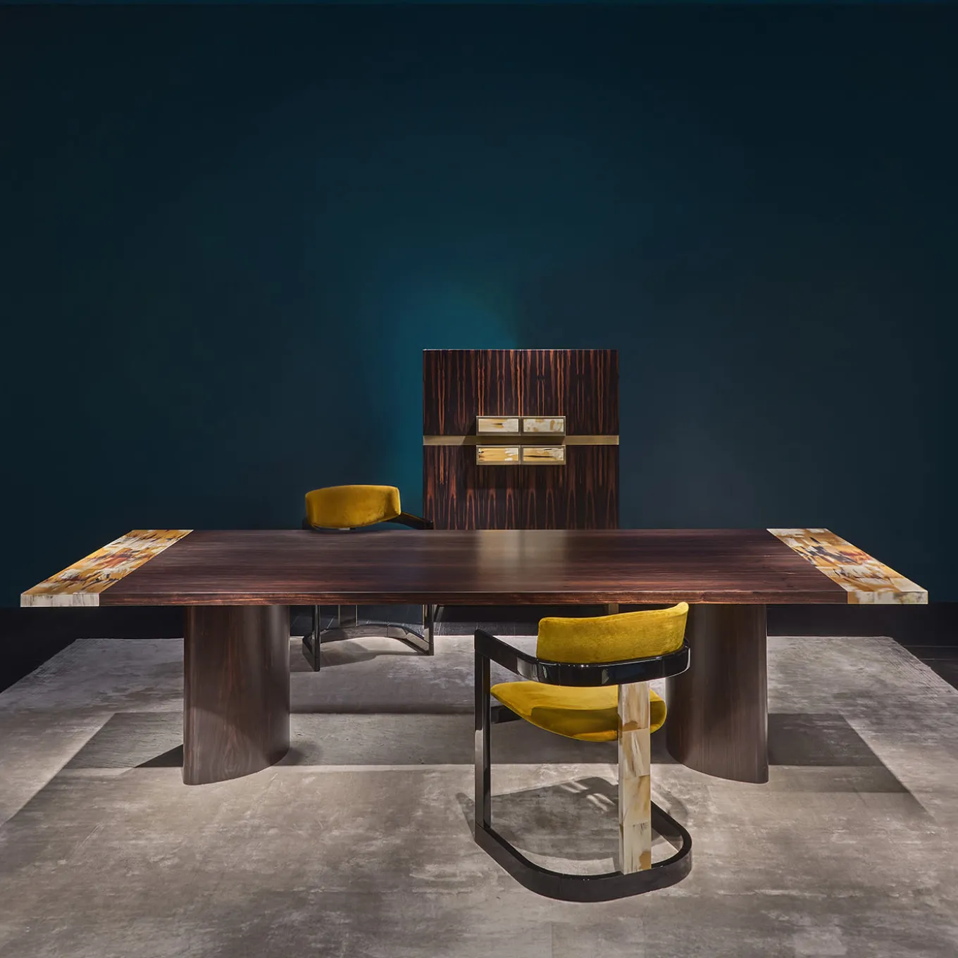 Sedia Essa in velluto giallo e legno nero lucido con intarsi in corno