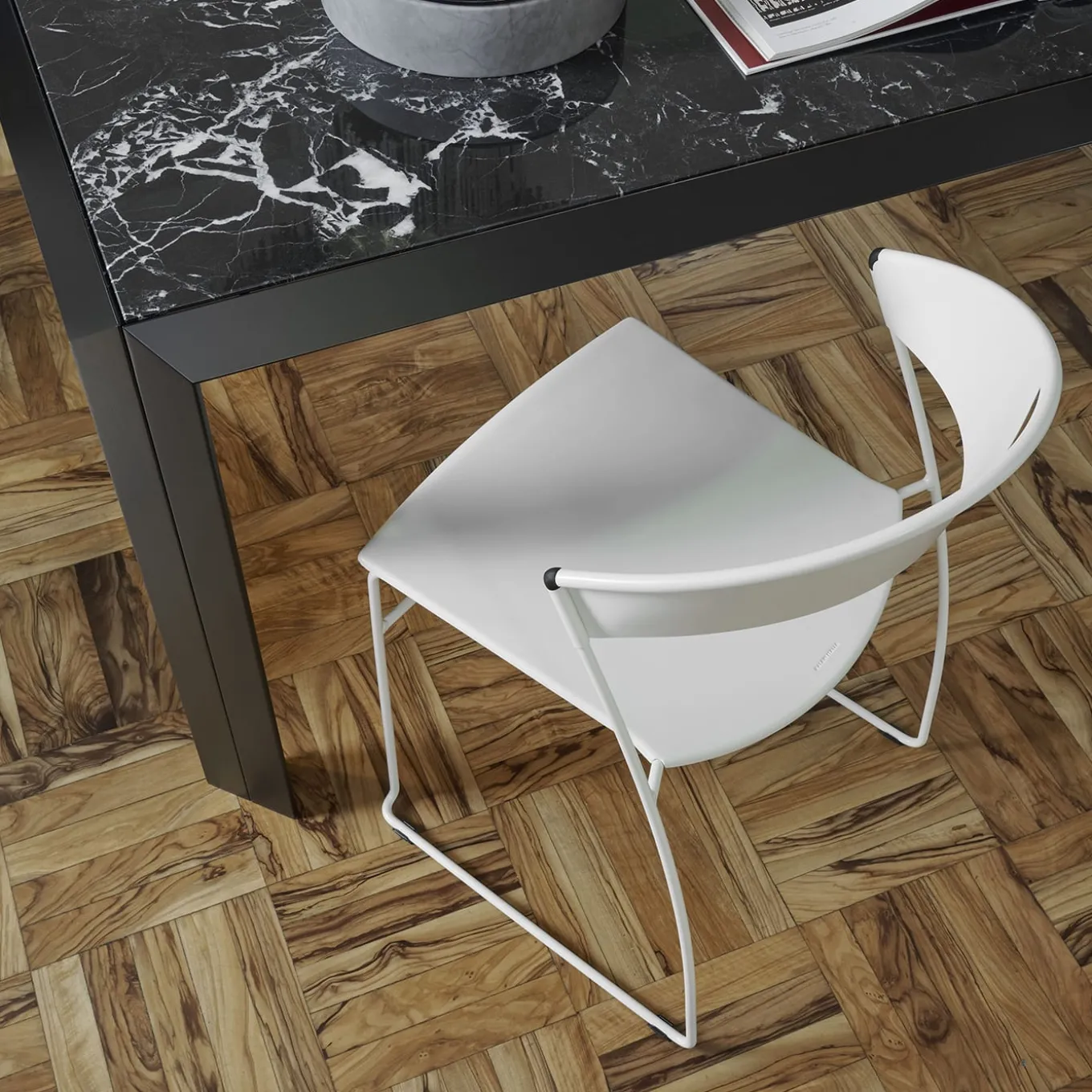 Sedia Juliette in metallo bianco di Hannes Wettstein