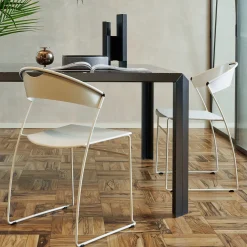 Sedia Juliette in metallo bianco di Hannes Wettstein