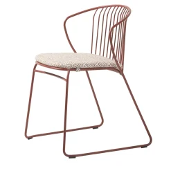 Sedia rossa non fuori