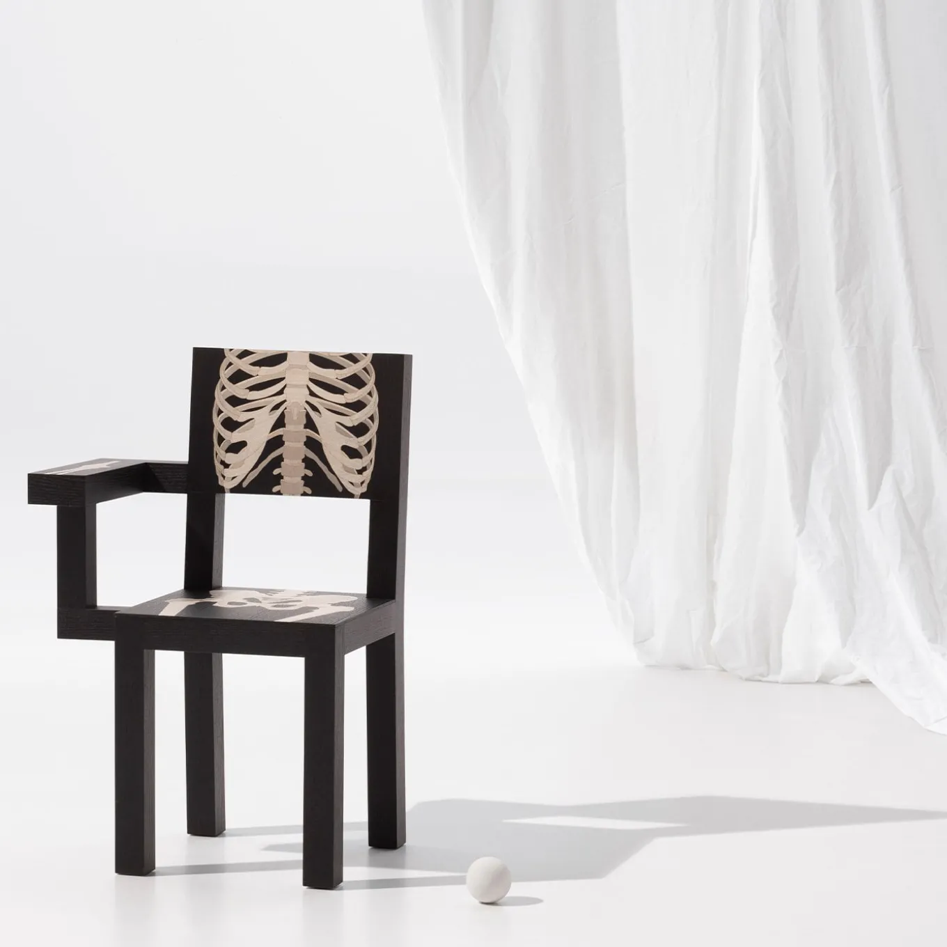 Sedia scheletrica nera