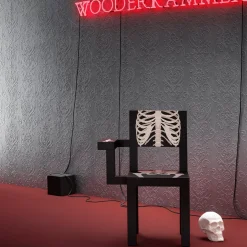 Sedia scheletrica nera