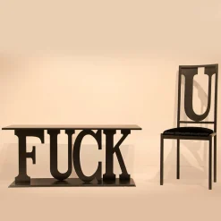 Sedia U imbottita in velluto nero con struttura in ferro