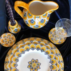 Set da pranzo in maiolica con piume di pavone giallo