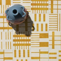 Set di 44 piastrelle bianche e gialle Alfabeto di Margherita Rui