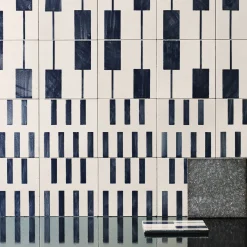 Set di 44 piastrelle bianche e blu Alfabeto di Margherita Rui