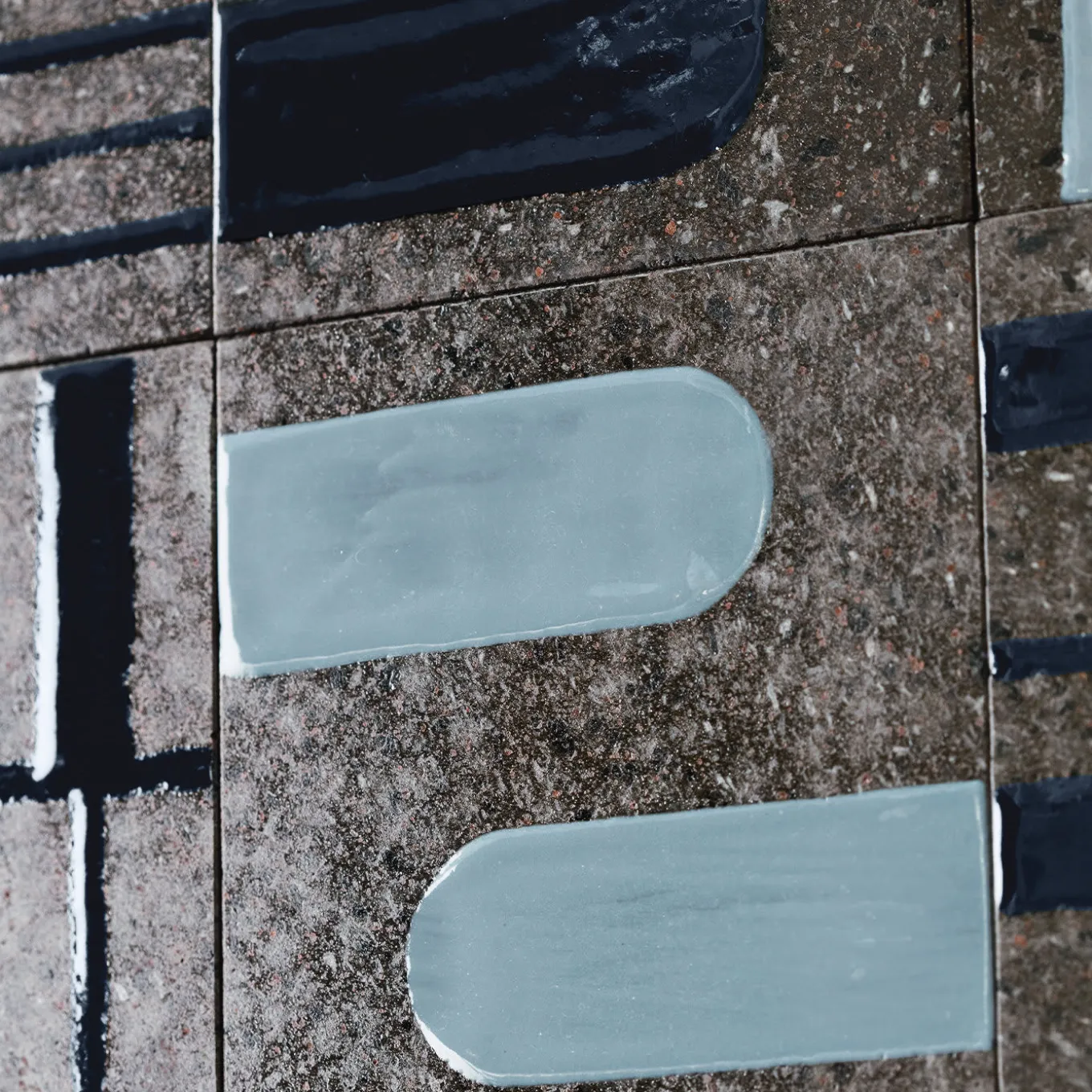 Set di 44 piastrelle blu e grigie Alfabeto di Margherita Rui