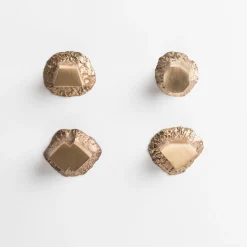 Set di 4 pomelli in ottone per porte Solido #4 di Nicole Valenti