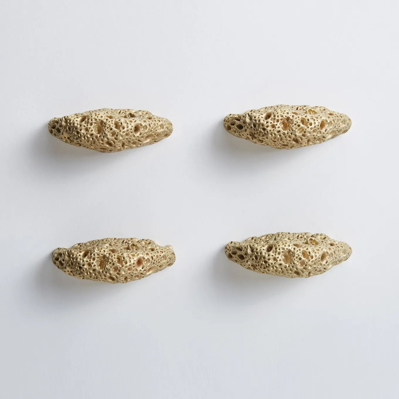 Set di 4 pomelli per porte in ottone Madrepora di Nicole Valenti