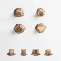 Set di 4 pomelli per porte in ottone Solido #1 di Nicole Valenti