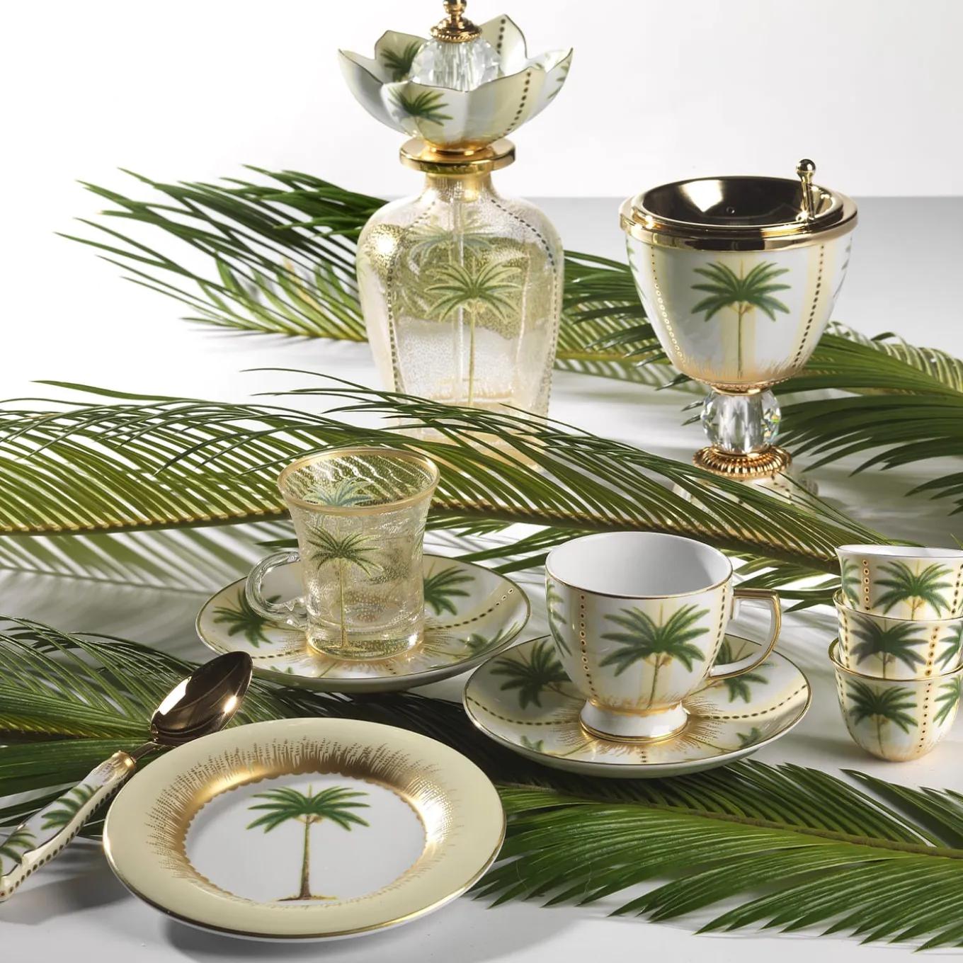 SET DI 6 TAZZE E PIATTINI IN PORCELLANA DI PALMA