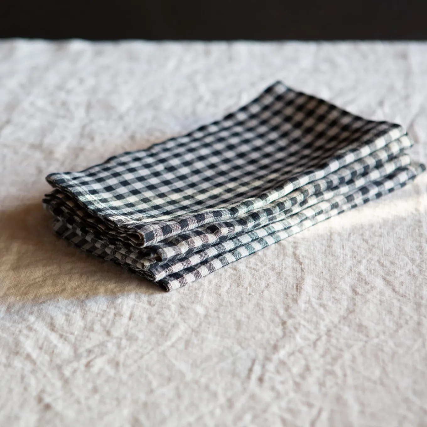 Set di 4 tovaglioli di lino bianchi e neri