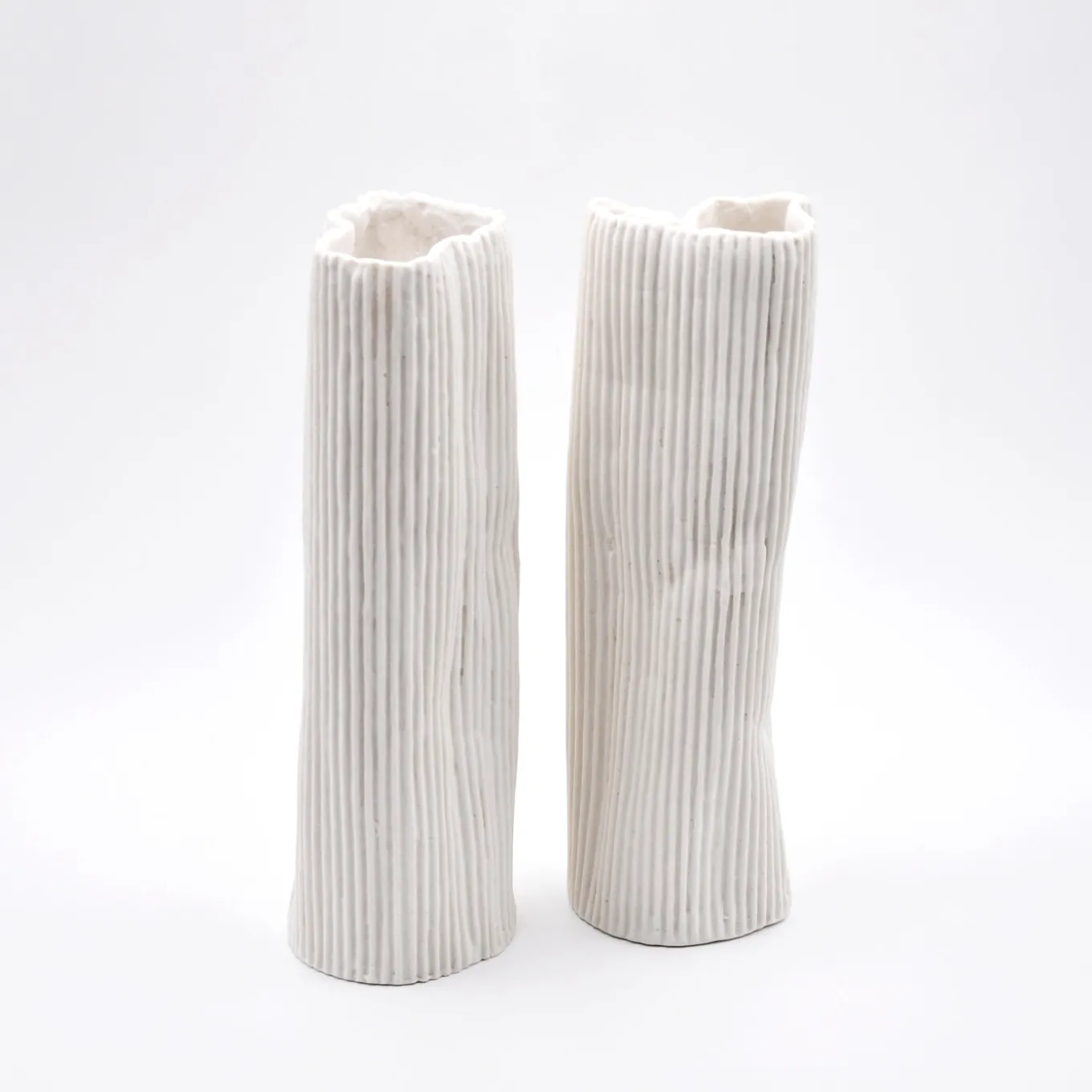 Set di 2 Vasi Decorativi "Paesaggio 19 #3" bianchi di Nino Basso