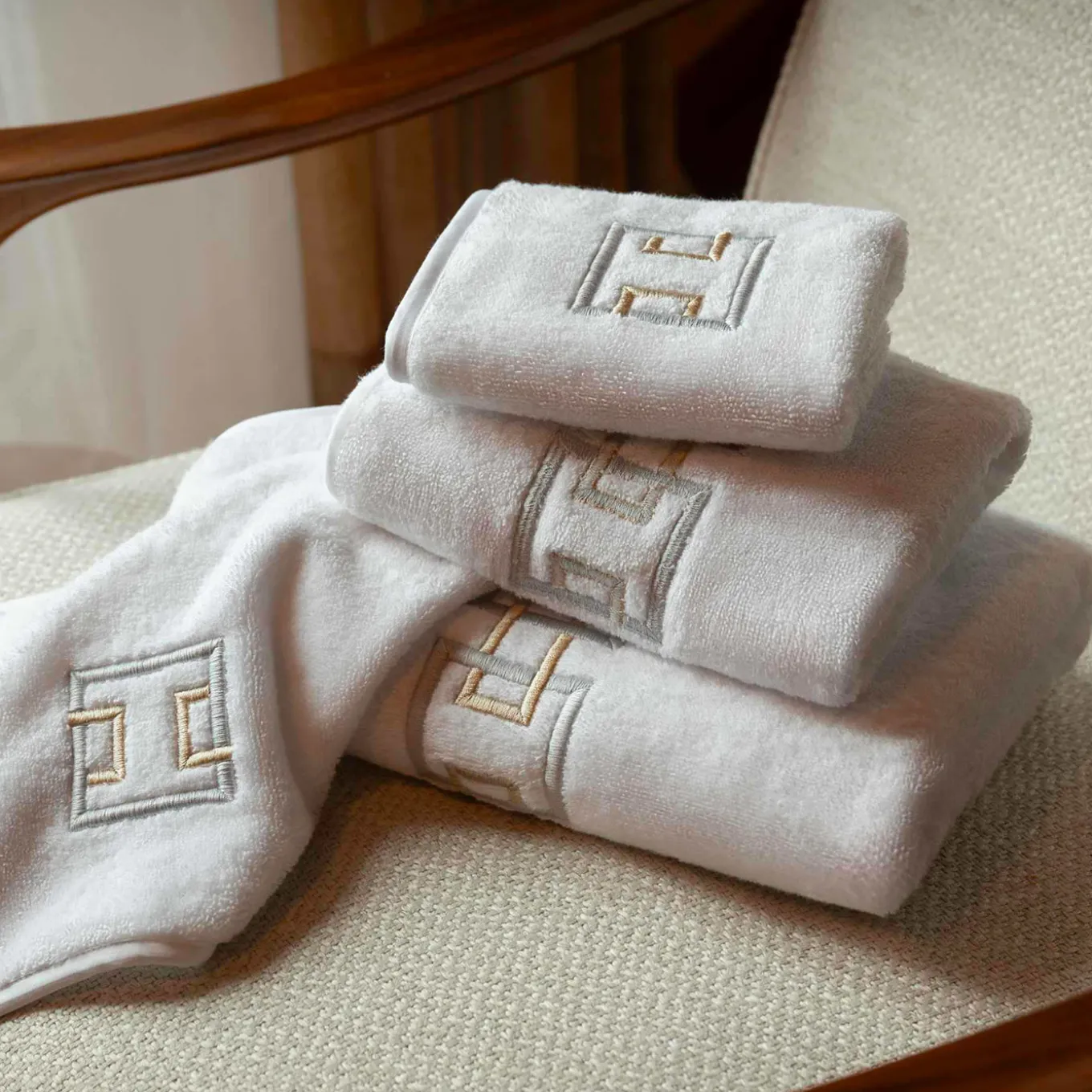 Set di Asciugamani Ricamati QENA in Cotone Spugna Bianco