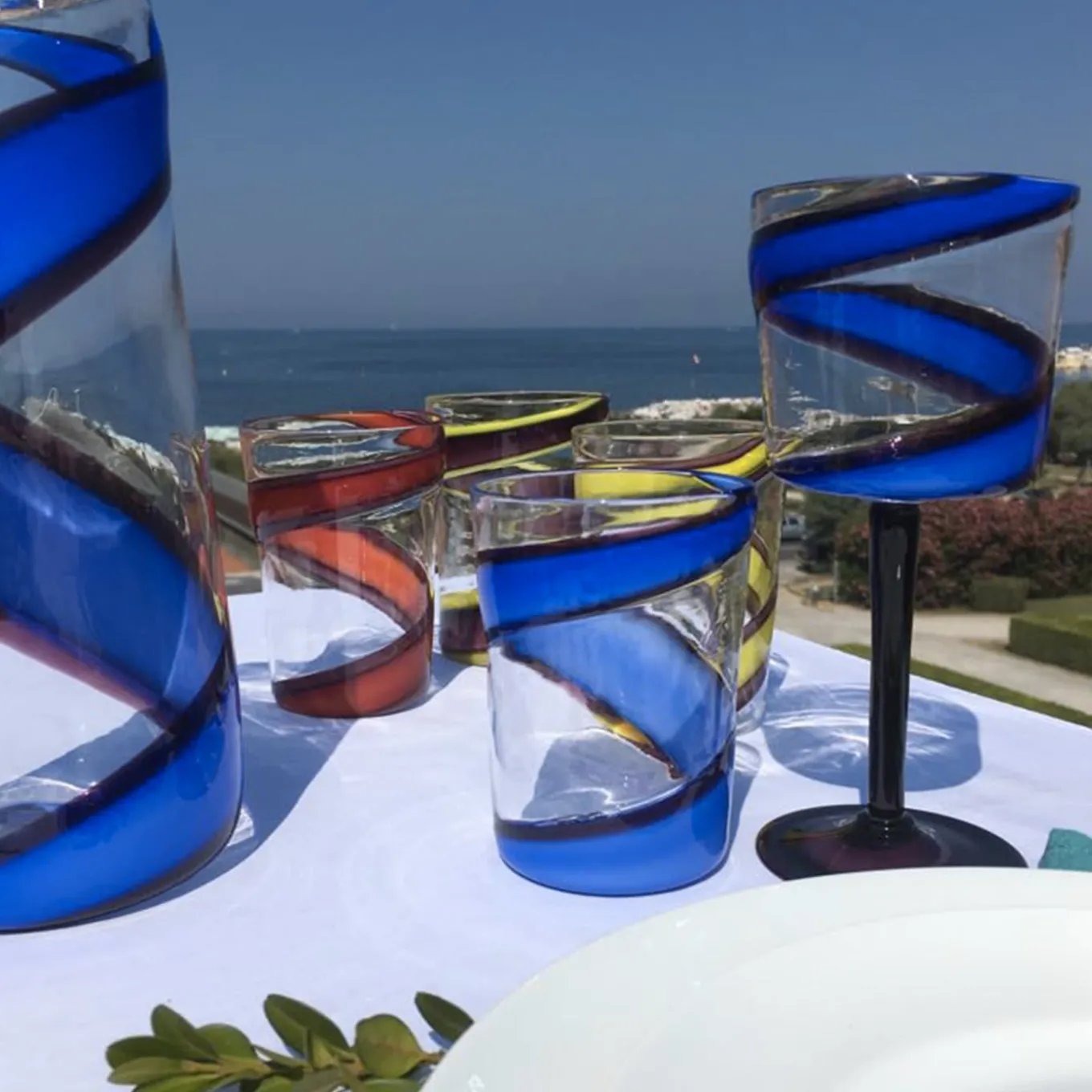 Set di bicchieri con stelo e vetro Vortex in blu/viola