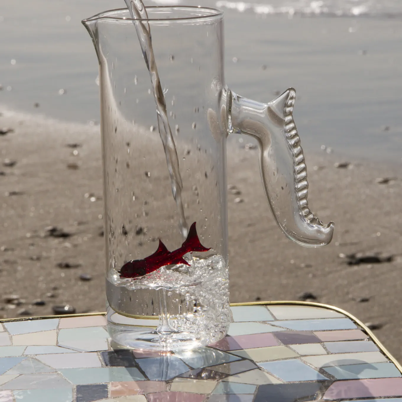 Set di brocca a forma di pesciolino rosso e quattro bicchieri a forma di pesciolino rotondo