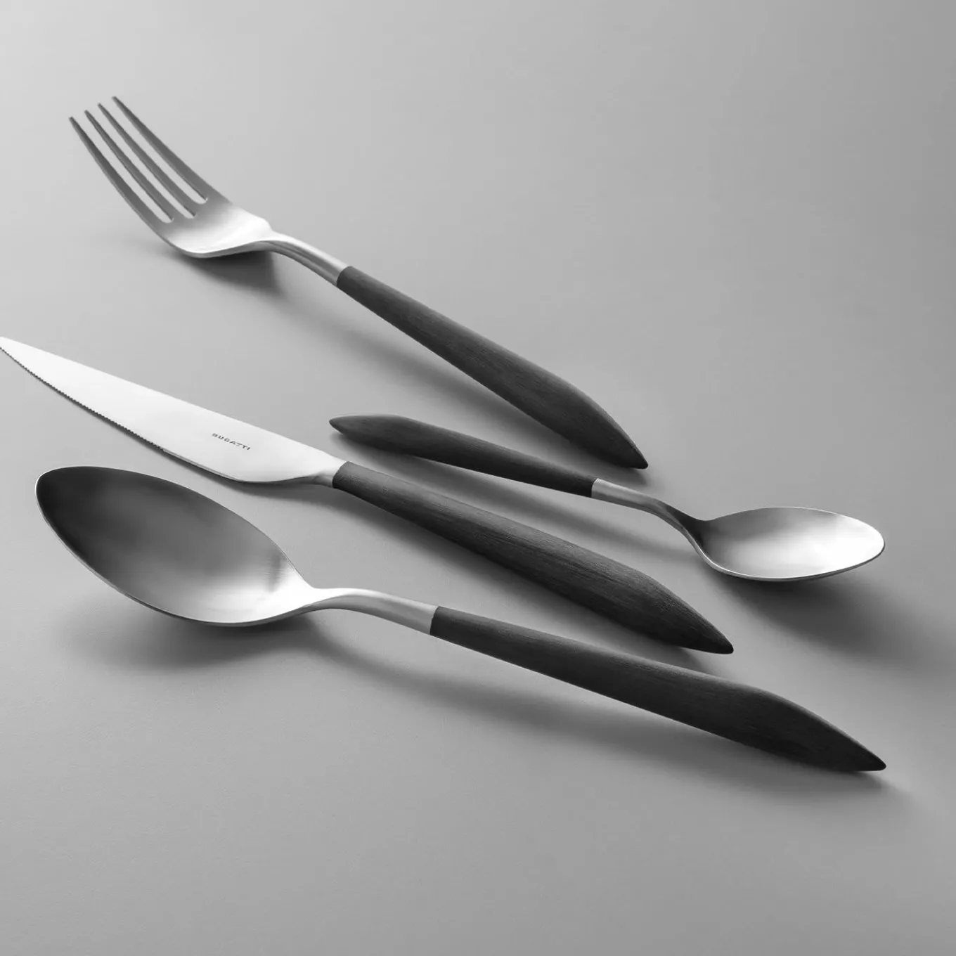 Set di posate Ares 24 pezzi in nero con scatola