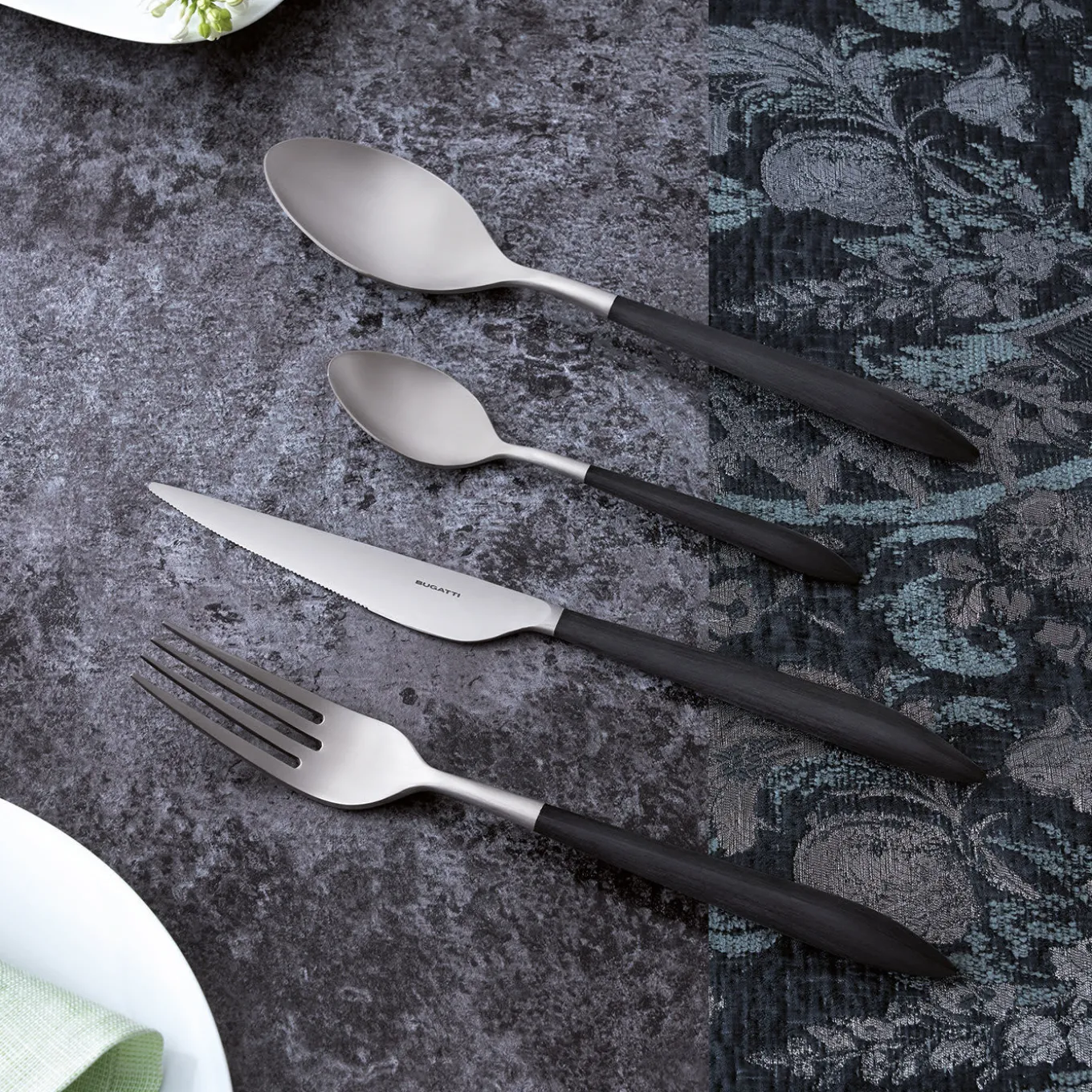 Set di posate Ares 24 pezzi in nero con scatola