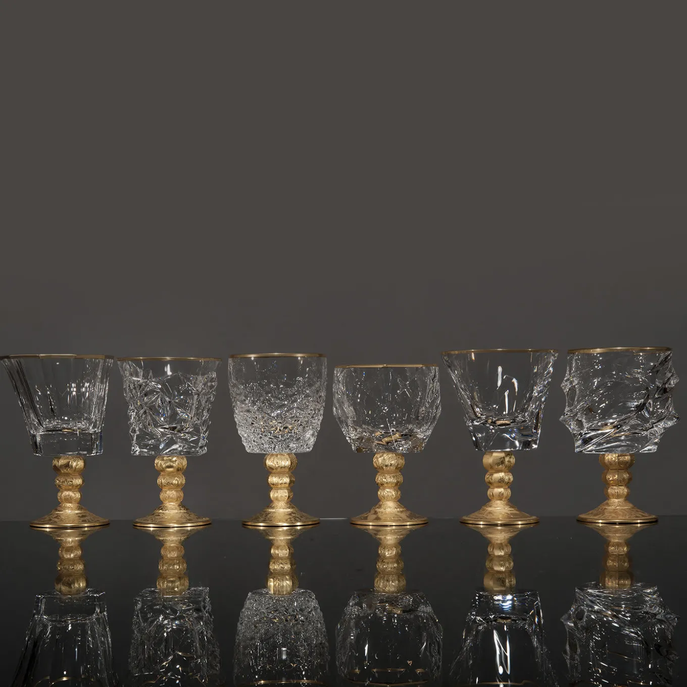 Set di sei calici assortiti in oro