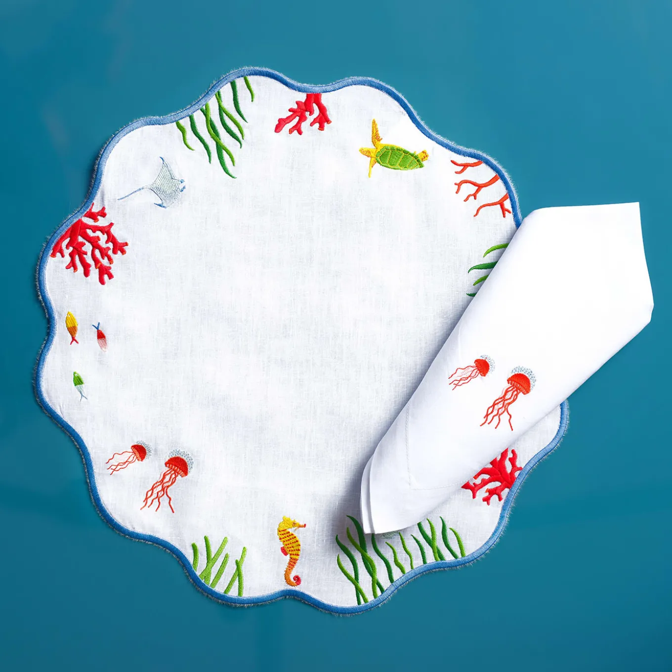 Set di tovagliette e tovaglioli di lino rotondi con coralli e meduse