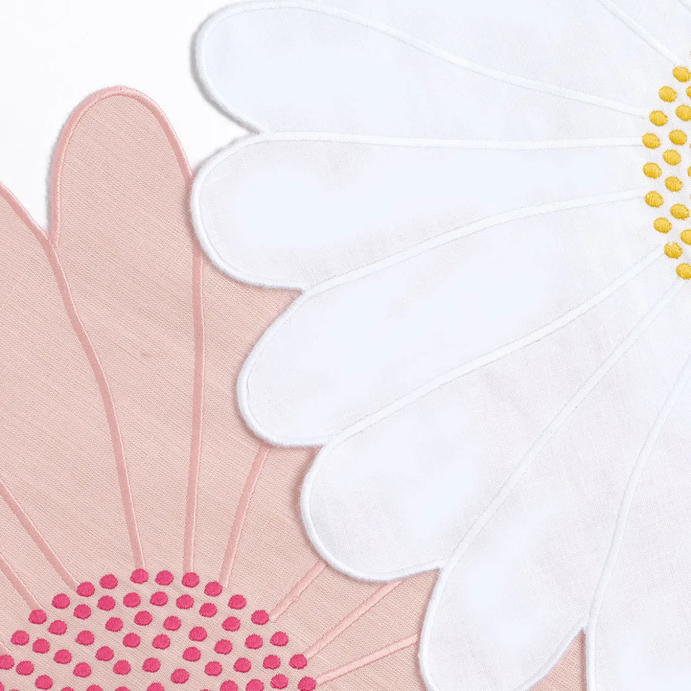 Set di tovagliette e tovaglioli bianchi a margherita