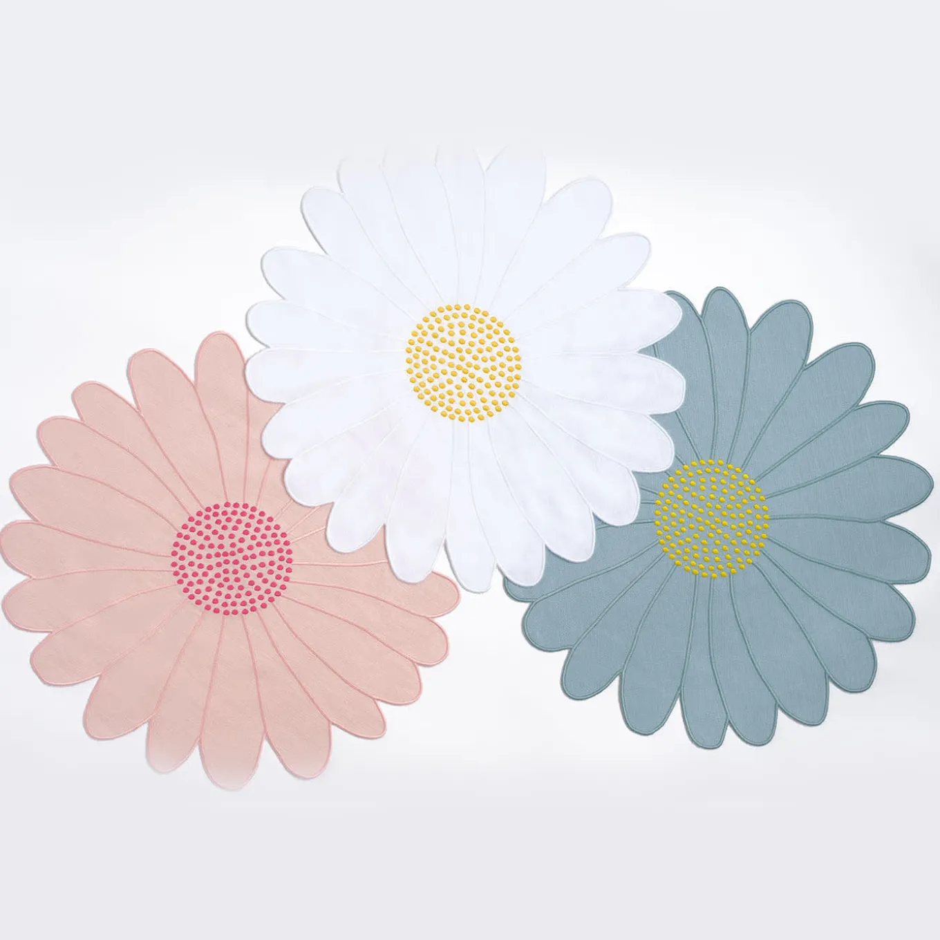 Set di tovagliette e tovaglioli bianchi a margherita