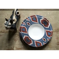 Set di tre piatti in ceramica Ikat in blu, rosso e bianco per 1