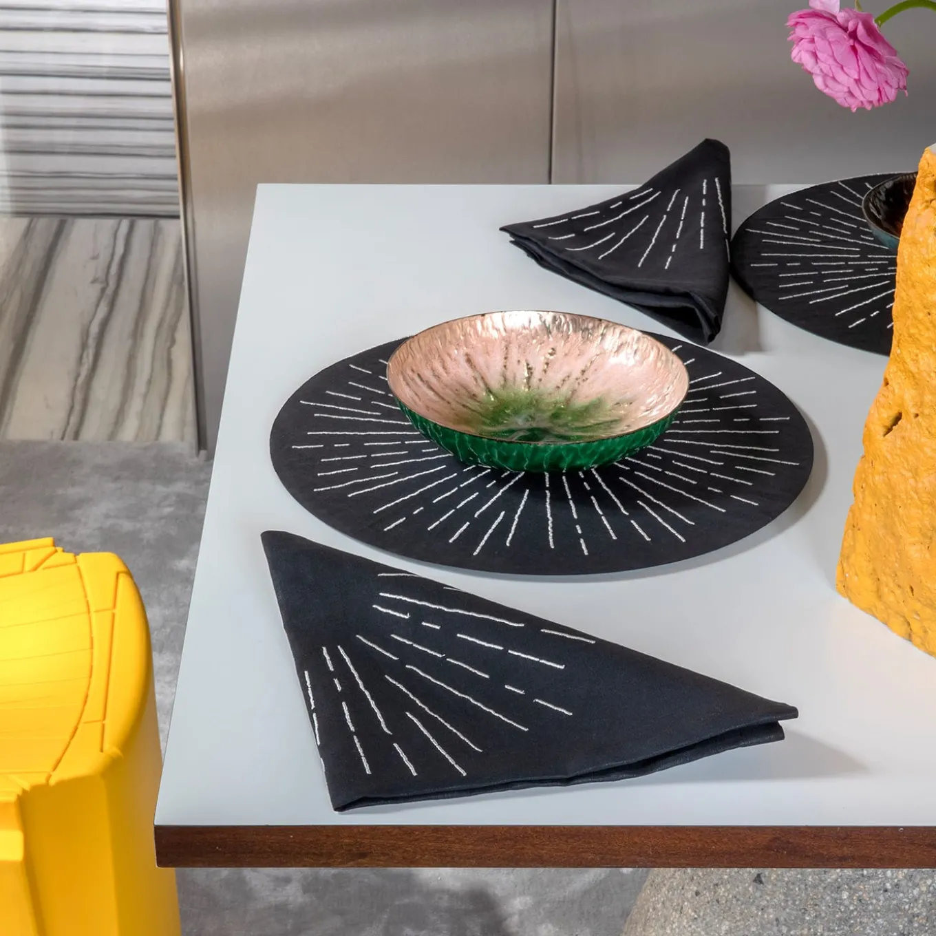 Set LUCE di Tovaglietta Rotonda Nero e Platino con Tovagliolo