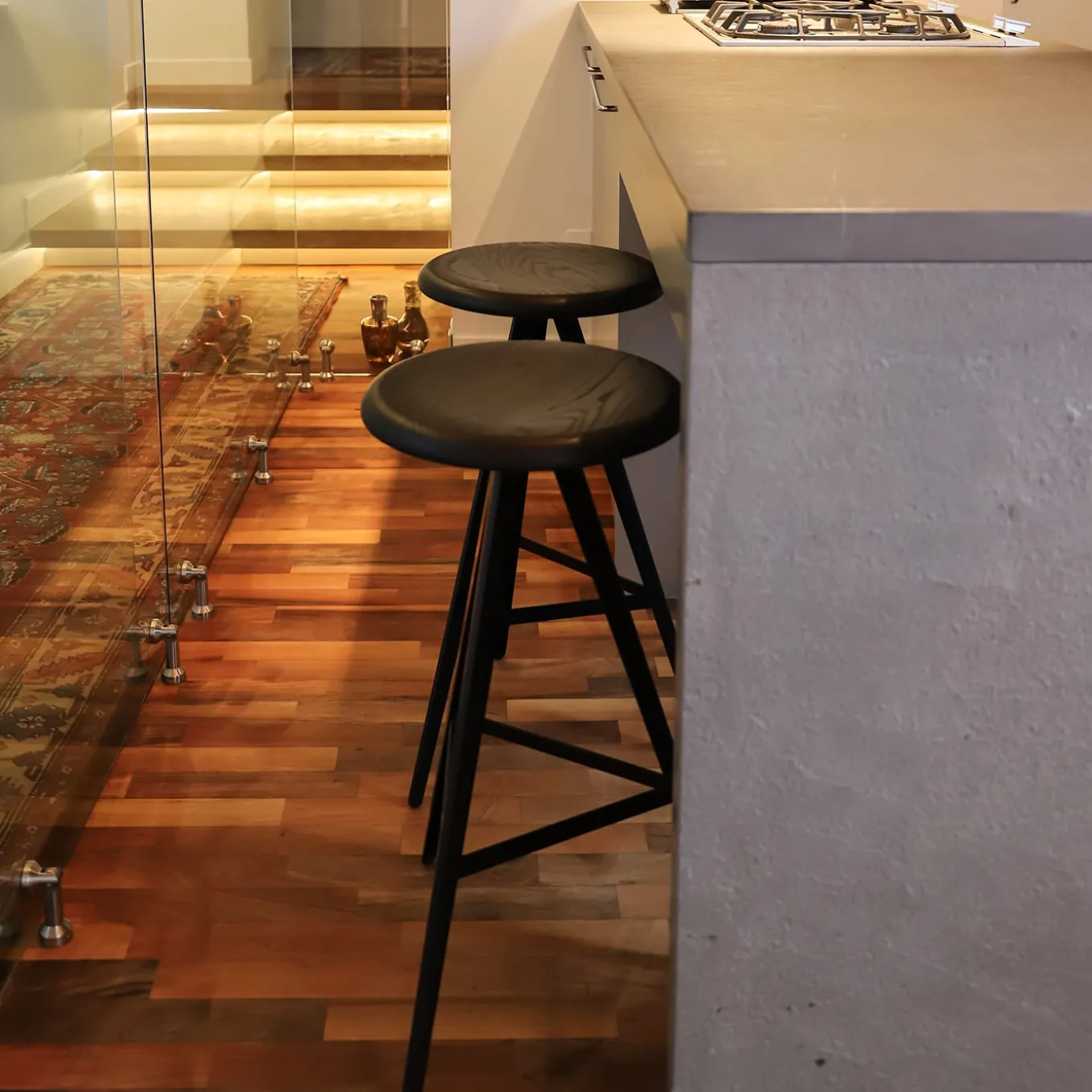 Sgabello Aky 61 Rotondo in Frassino Nero e Metallo di Emilio Nanni