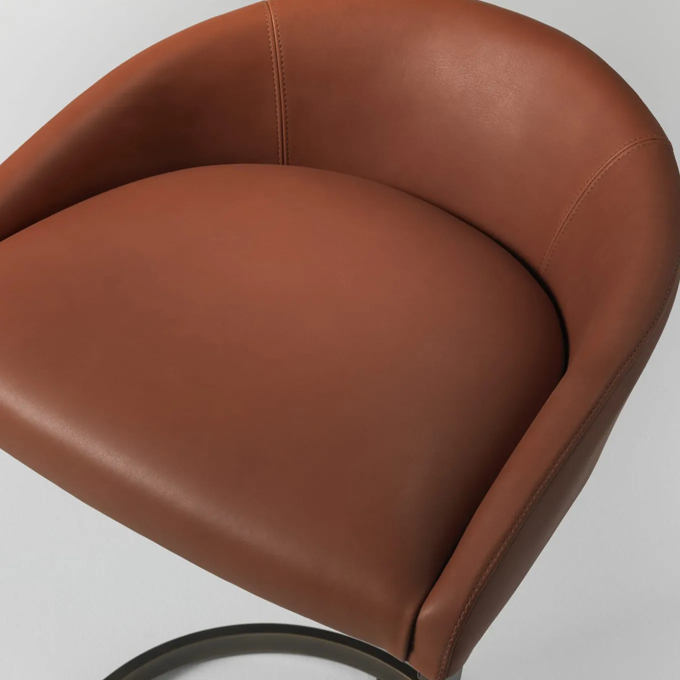 Sgabello alto Sign in pelle marrone con base in ottone finitura bronzo